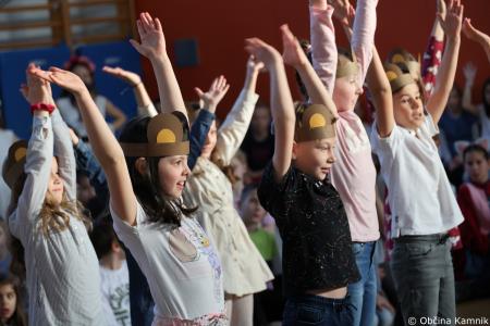 Otroci Osnovne šole Marije Vere so pozdravili pomlad in se spomnili knjižnih junakov (34)